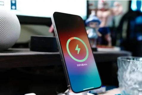 蒋场镇苹果15换屏服务分享用什么充电器给iPhone15充电更好 